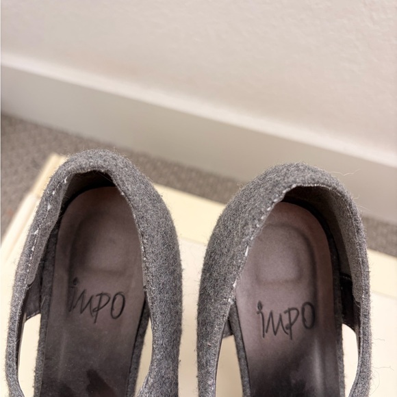 Impo Gray Felt Mary Jane Heels with Black Bow - Picture 2 of 4